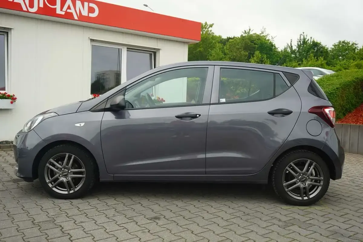 Gebraucht Hyundai i10 Basis 67 PS (49 kW) 2017 Stardust metallic Kleinwagen