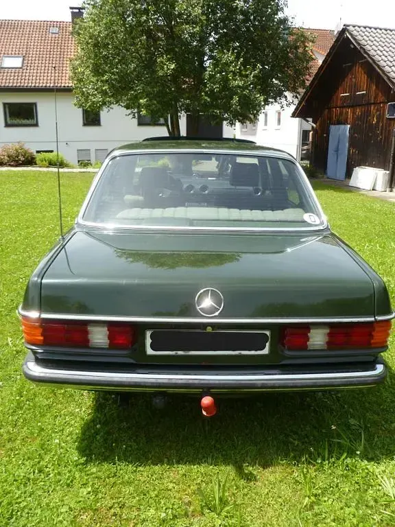 Używany Mercedes E230 136 KM (100 kW) 1983 Zielony Sedan/Limuzyna