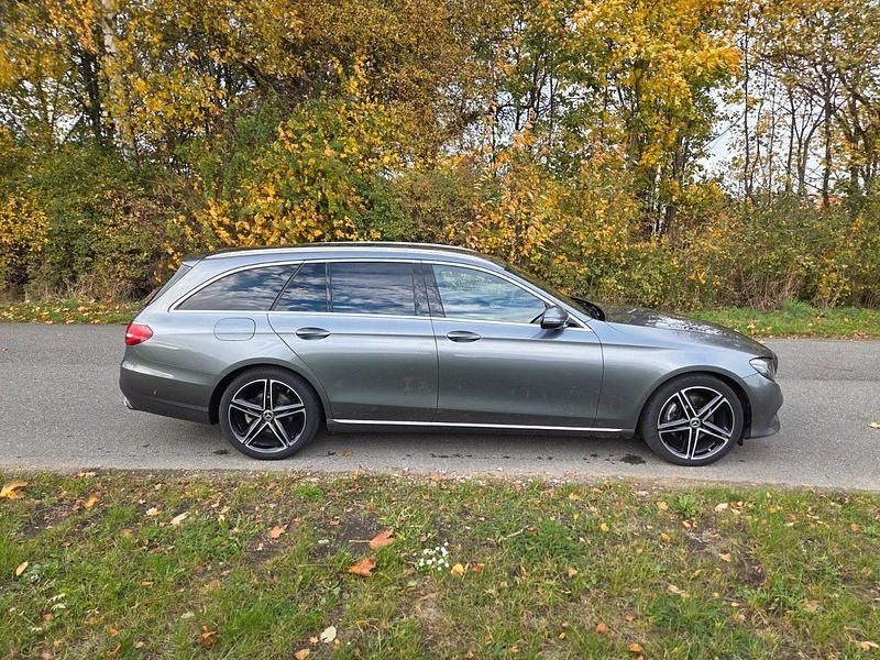 Grau Gebraucht 2018 Mercedes E220 Kombi | 24.800 € (Superpreis) - Bild 1/4