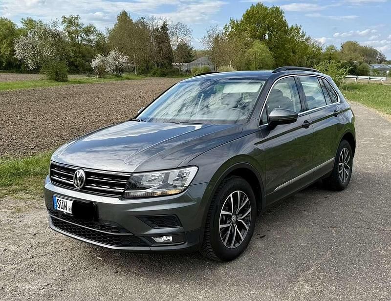 Grau Gebraucht 2019 VW Tiguan Comfortline SUV | 18.499 € (Superpreis) - Bild 1/4