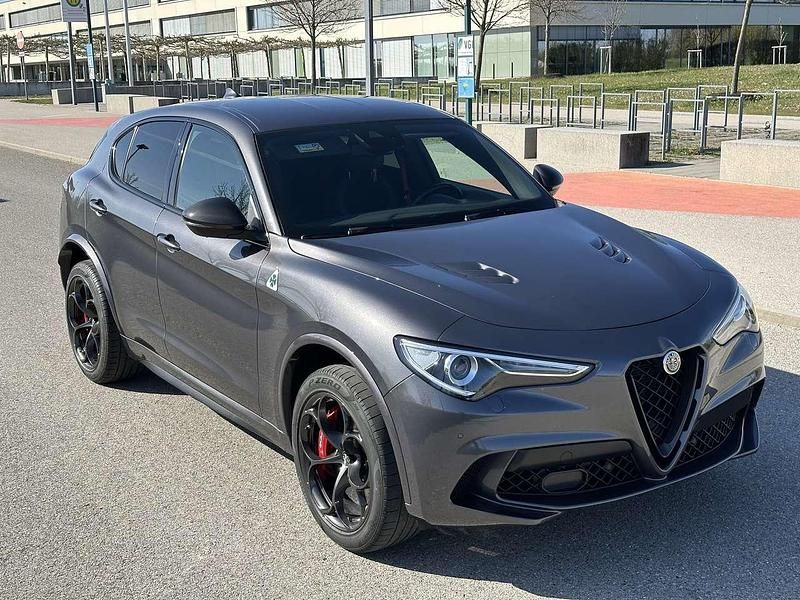 Grau Gebraucht 2020 Alfa Romeo Stelvio Quadrifoglio SUV | 54.545 € (Etwas zu teuer) - Bild 1/4