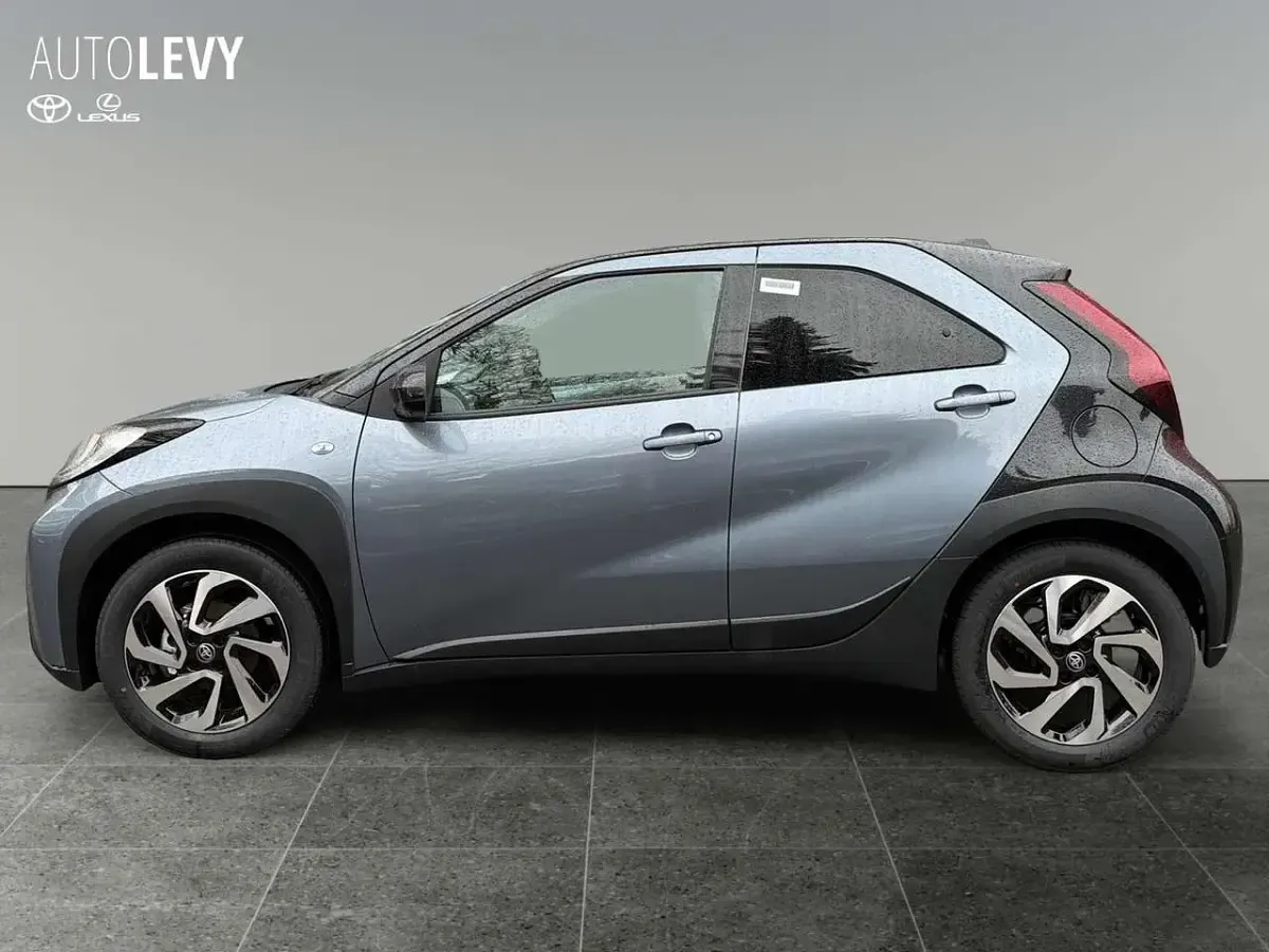 Neu Toyota Aygo 72 PS (52 kW) 2025 Celestite grey 1k3/ black mica Kleinwagen