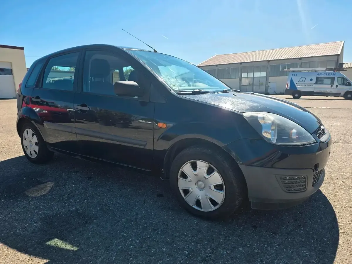 Używany Ford Fiesta 70 KM (51 kW) 2005 Czarny Hatchback