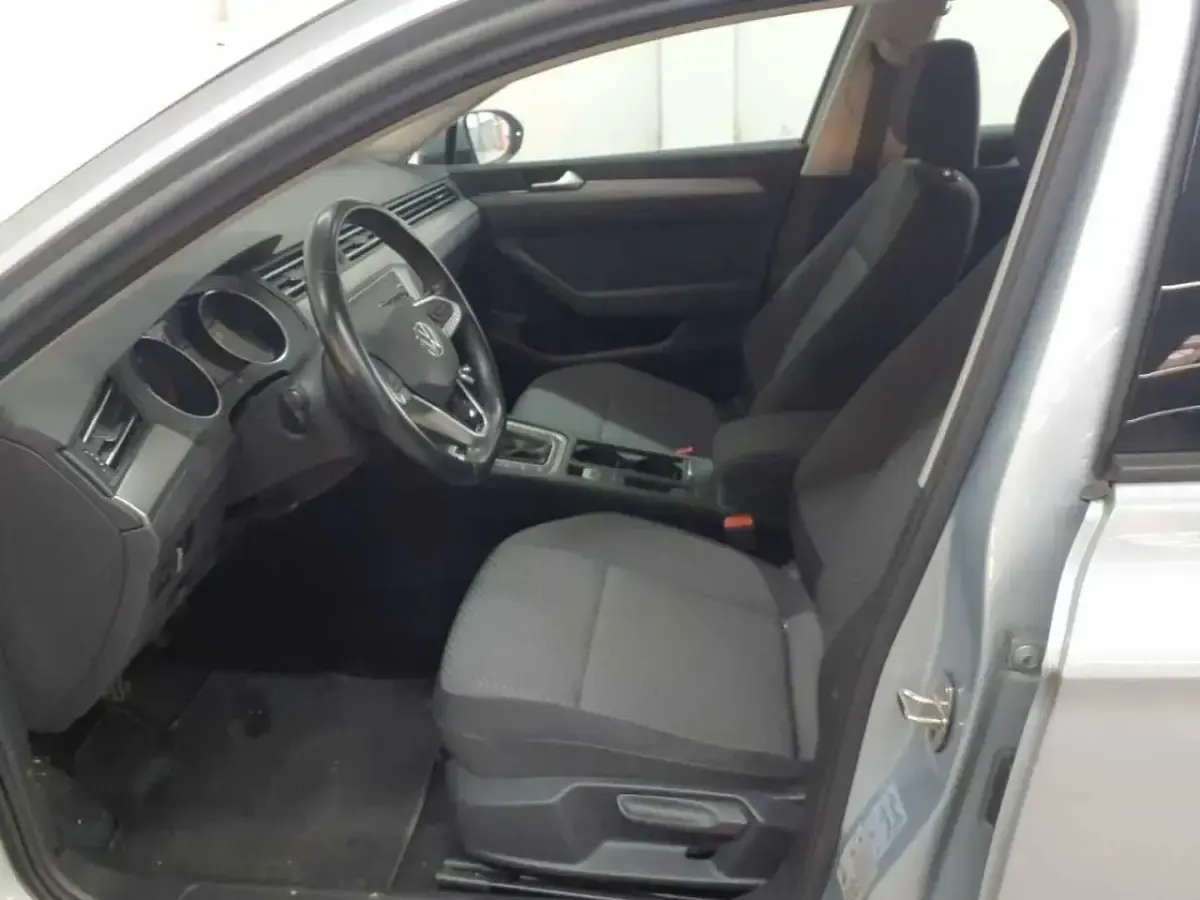 Gebraucht VW Passat 150 PS (110 kW) 2022 Silber Kombi