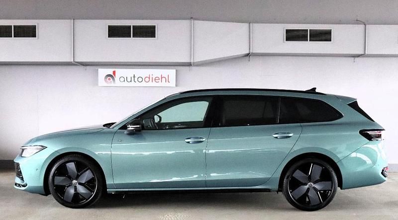 Gebraucht VW Passat R-line 150 PS (110 kW) 2025 Grün Kombi