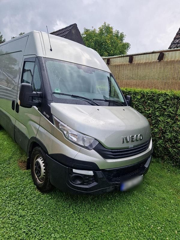 Gebraucht Iveco Daily 180 PS (132 kW) 2017 Silber Van