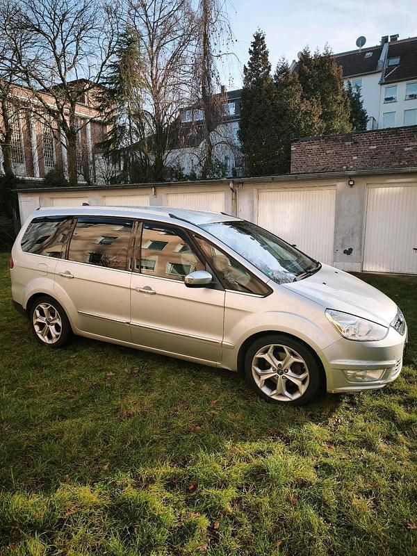 Silber Gebraucht 2012 Ford Galaxy Titanium Van / Kleinbus | 4.790 € (Superpreis) - Bild 1/4