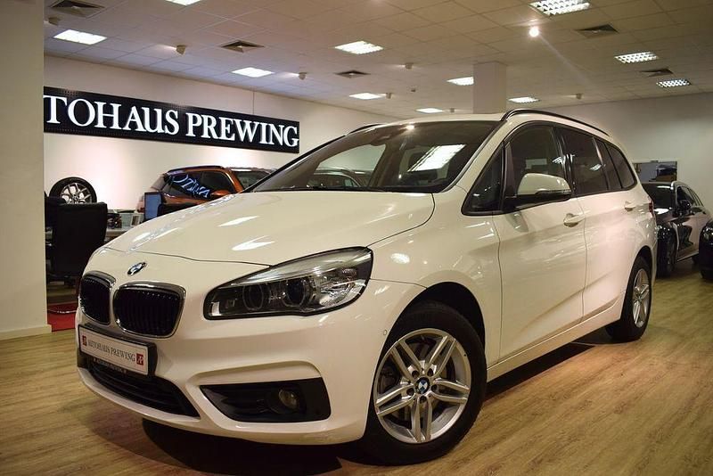 Weiß Gebraucht 2016 BMW 218 Gran Tourer Sport Line Van / Kleinbus | 14.980 € - Bild 1/4