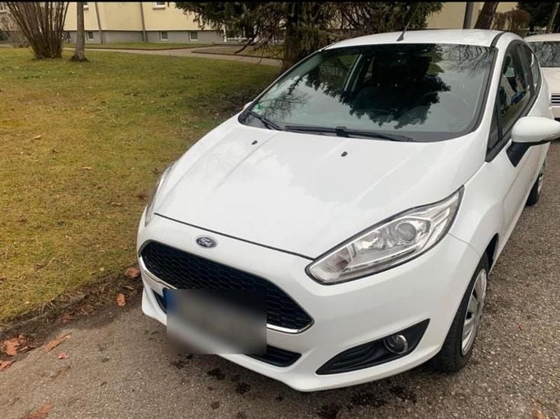 Weiß Gebraucht 2016 Ford Fiesta Kleinwagen | 6.000 € - Bild 1/4