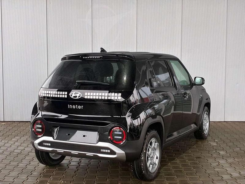 Neu Hyundai Inster 83 kW (114 PS) 2025 Abyss black Kleinwagen