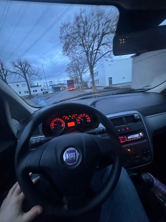 Gebraucht Fiat Punto Dynamic 65 PS (47 kW) 2009 Violet Limousine