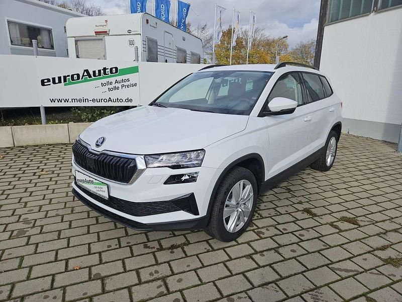 Moon white Neu 2025 Skoda Karoq Selection SUV | 34.650 € (Fairer Preis) - Bild 1/4