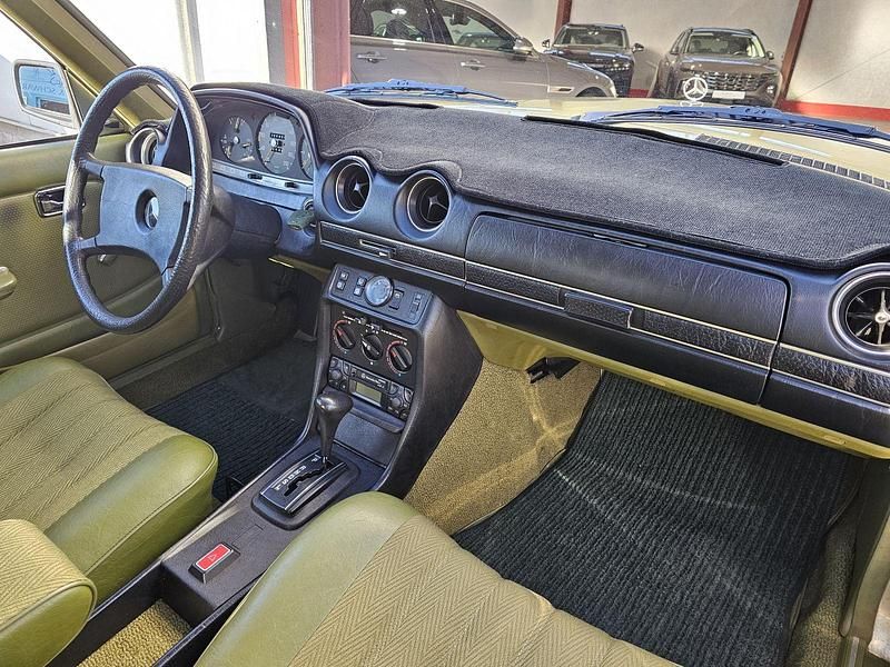 Gebraucht Mercedes 230 136 PS (100 kW) 1980 Grün Kombi