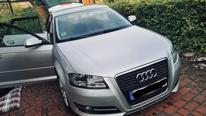 Silber Gebraucht 2011 Audi A3 Sportback Attraction Limousine | 4.000 € (Guter Preis) - Bild 1/4