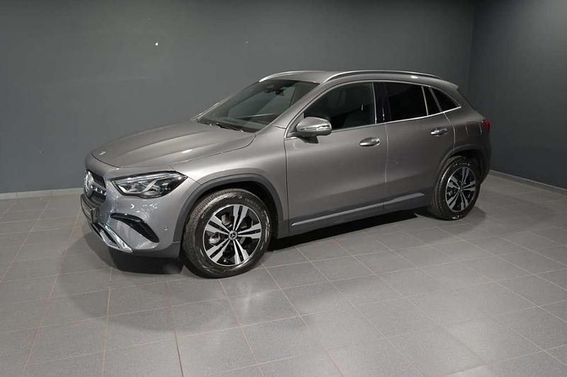 Metalliclack mountaingrau Gebraucht 2025 Mercedes GLA180 Progressive SUV | 35.790 € (Superpreis) - Bild 1/3