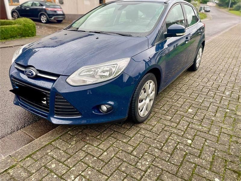 Blau Gebraucht 2012 Ford Focus Trend Limousine | 4.190 € (Fairer Preis) - Bild 1/4