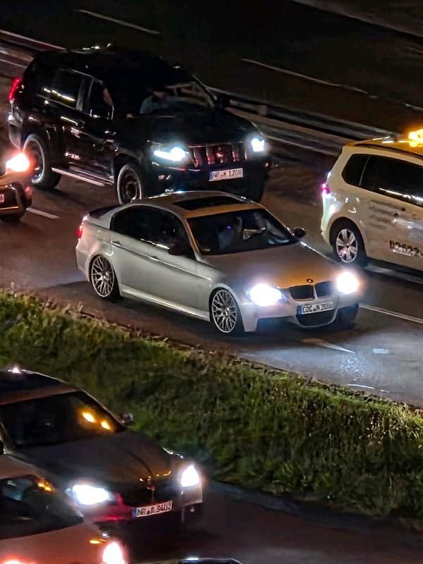 Silber Gebraucht 2006 BMW 330 Limousine | 8.700 € (Etwas zu teuer) - Bild 1/4