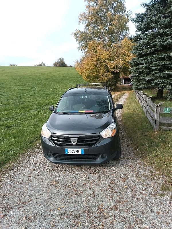 Braun Gebraucht 2017 Dacia Lodgy Van / Kleinbus | 9.950 € (Fairer Preis) - Bild 1/4