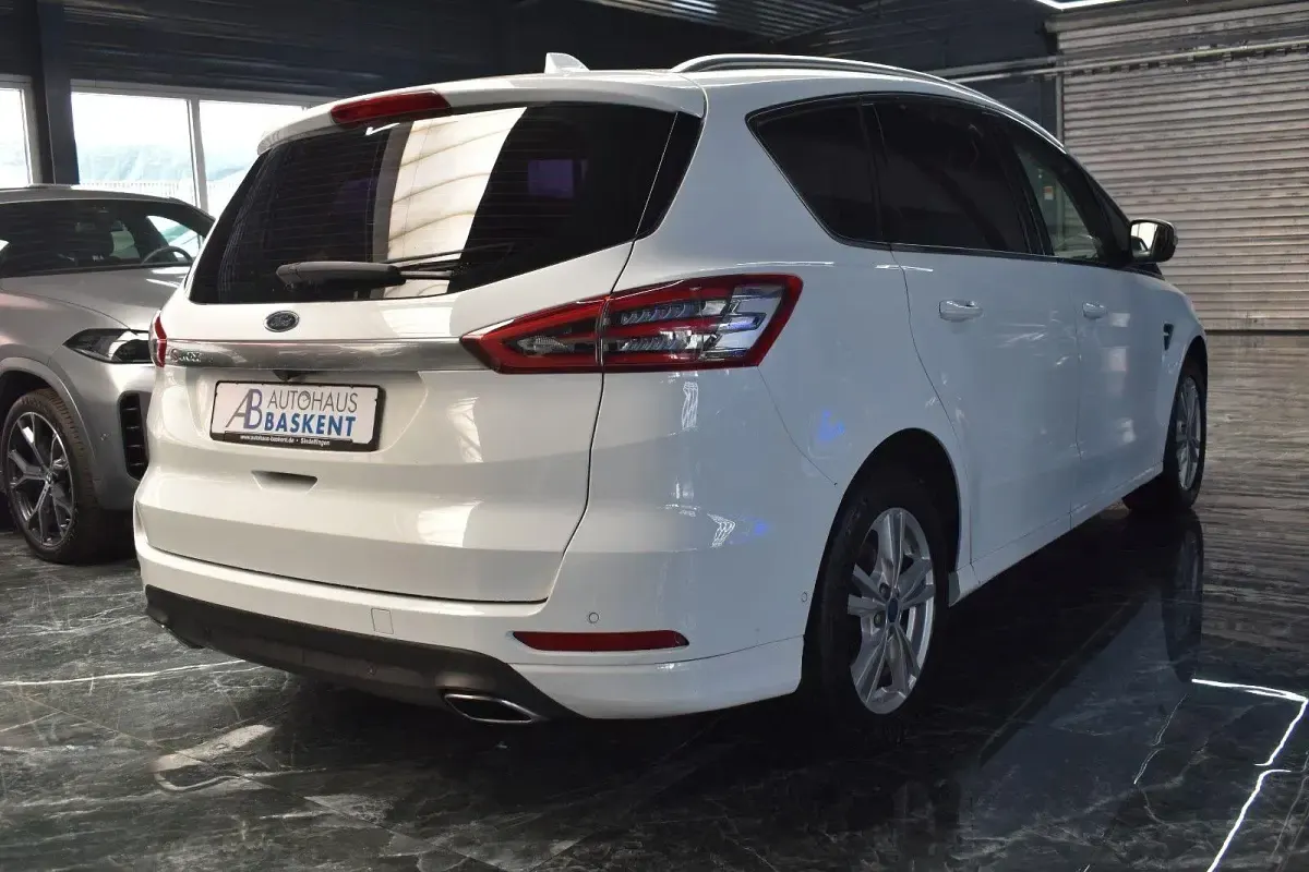 Gebraucht Ford S-MAX Titanium 190 PS (139 kW) 2022 Weiß Van / Kleinbus
