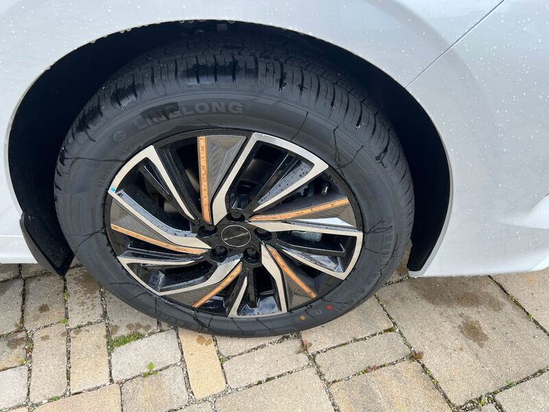 Gebraucht DFSK Forthing 4 177 PS (130 kW) 2024 Weiß Van / Kleinbus