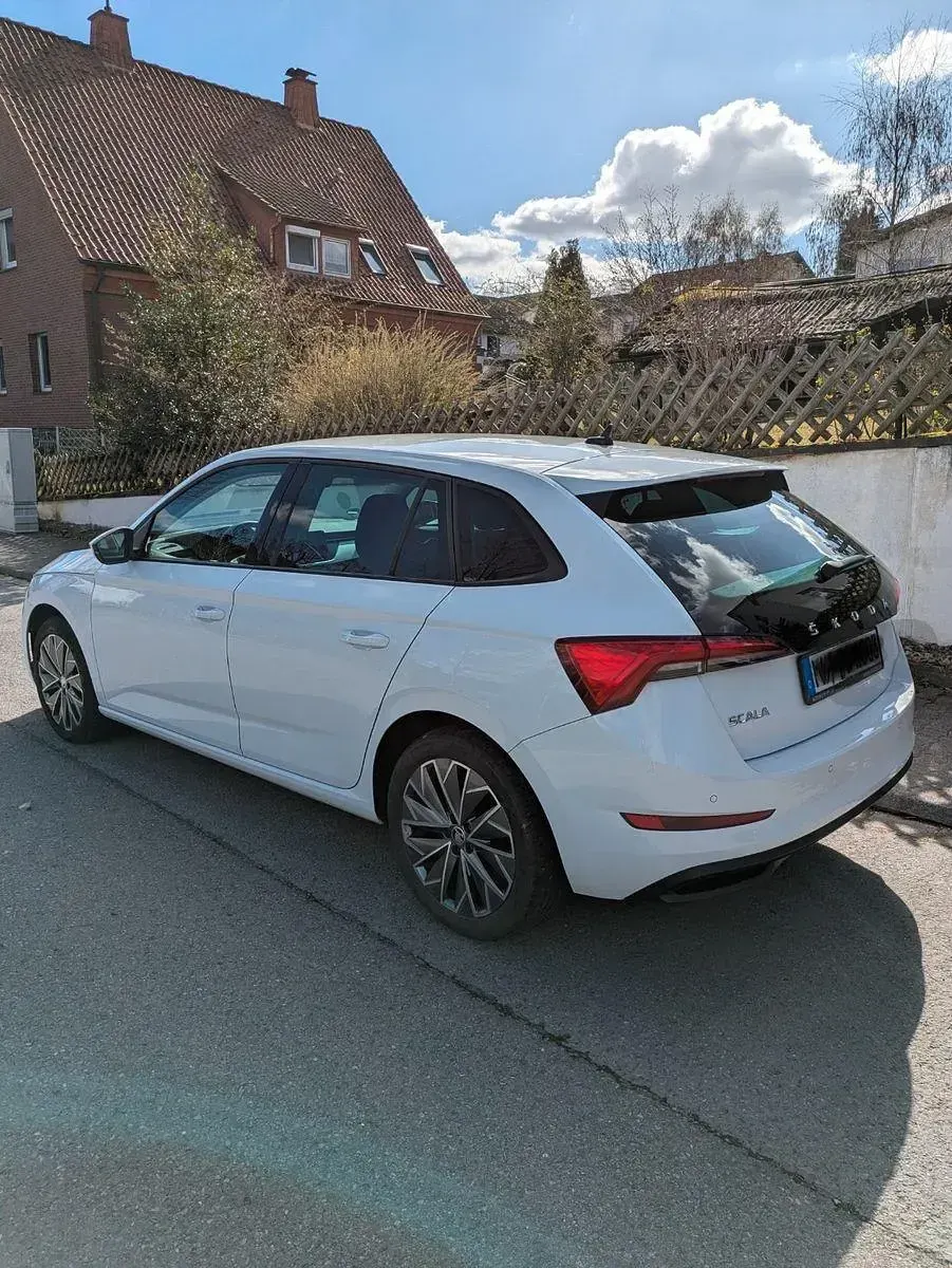 Gebraucht Skoda Scala Tour 110 PS (80 kW) 2022 Weiß Kleinwagen