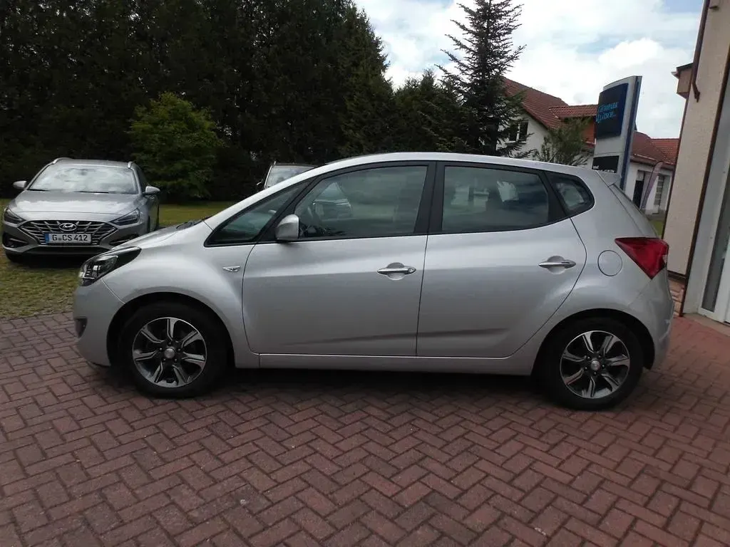 Gebraucht Hyundai ix20 Trend 116 PS (85 kW) 2016 Silber Kleinwagen