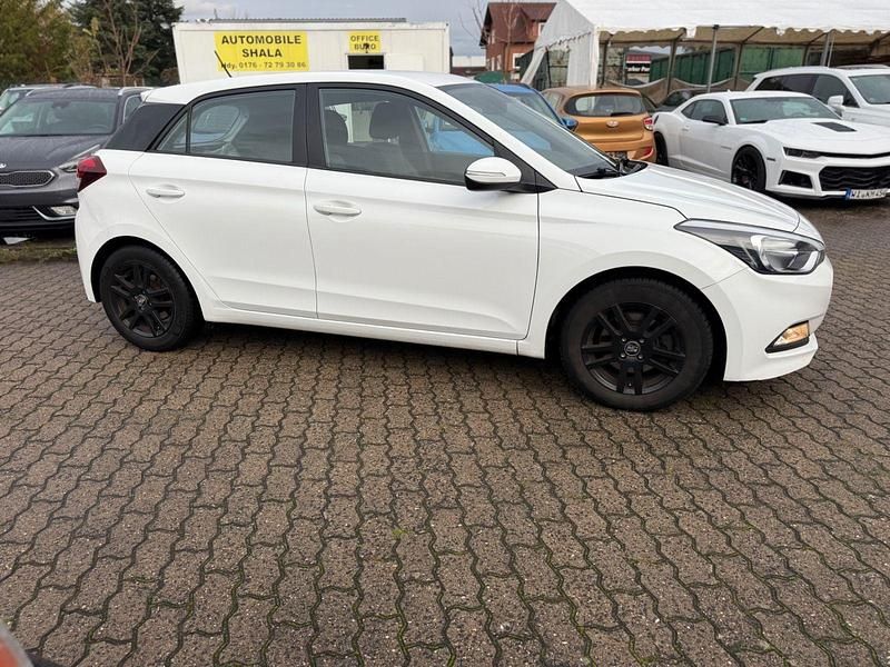 Weiß Gebraucht 2016 Hyundai i20 Classic Kleinwagen | 5.799 € (Guter Preis) - Bild 1/4