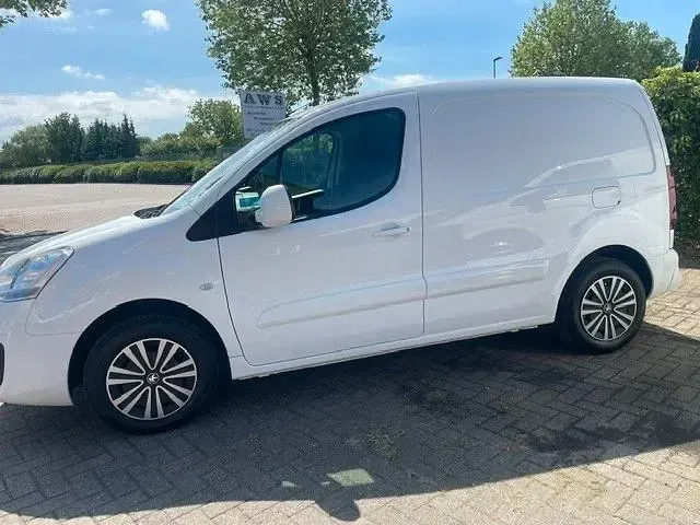 Gebraucht Peugeot Partner Premium 99 PS (72 kW) 2017 Weiß Van / Kleinbus