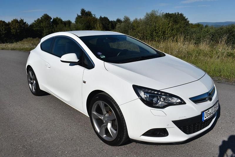 Weiß Gebraucht 2012 Opel Astra GTC Edition Limousine | 9.000 € (Teuer) - Bild 1/4
