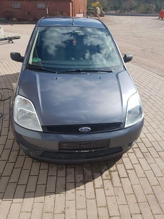 Grau Gebraucht 2003 Ford Fiesta Trend Limousine | 1.099 € (Fairer Preis) - Bild 1/4