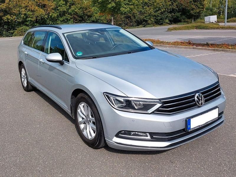 Silber Gebraucht 2018 VW Passat Kombi | 13.900 € (Fairer Preis) - Bild 1/4