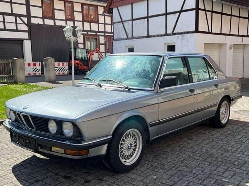 Cosmosblau Gebraucht 1986 BMW 520 Limousine | 8.250 € - Bild 1/4