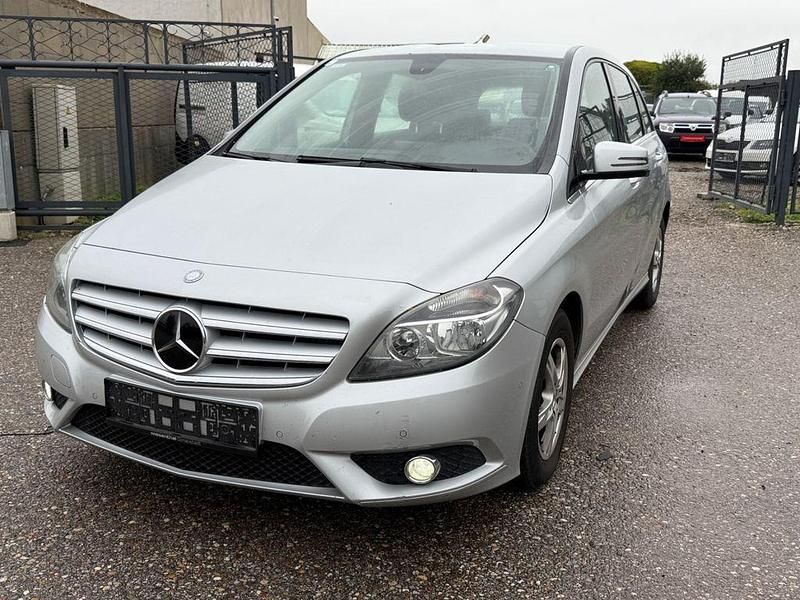 Silber Gebraucht 2014 Mercedes B180 Edition Van / Kleinbus | 6.199 € (Fairer Preis) - Bild 1/4