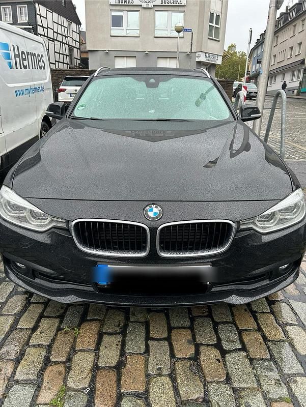 Schwarz Gebraucht 2018 BMW 320 Kombi | 14.800 € (Superpreis) - Bild 1/4
