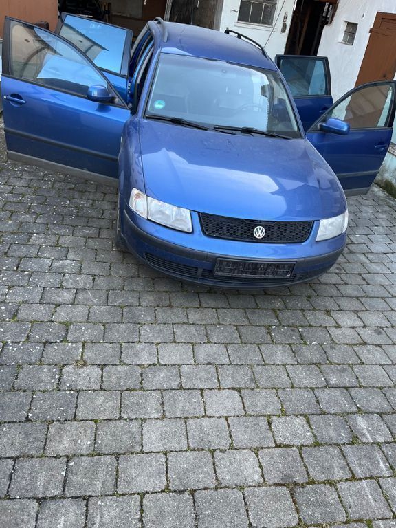 Blau Gebraucht 1999 VW Passat Kombi | 750 € (Superpreis) - Bild 1/4