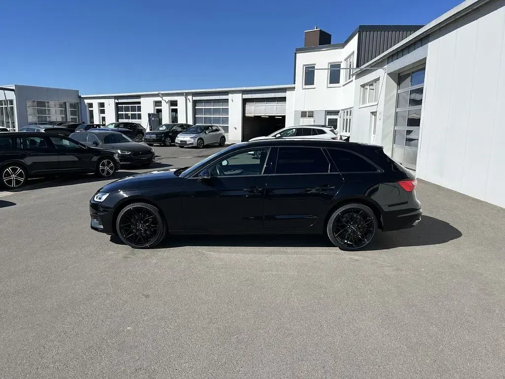 Second-hand Audi A4 S-Line 150 CP (110 kW) 2022 Negru Break