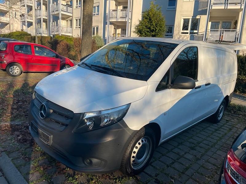 Weiß Gebraucht 2018 Mercedes Vito Van / Kleinbus | 9.900 € - Bild 1/4