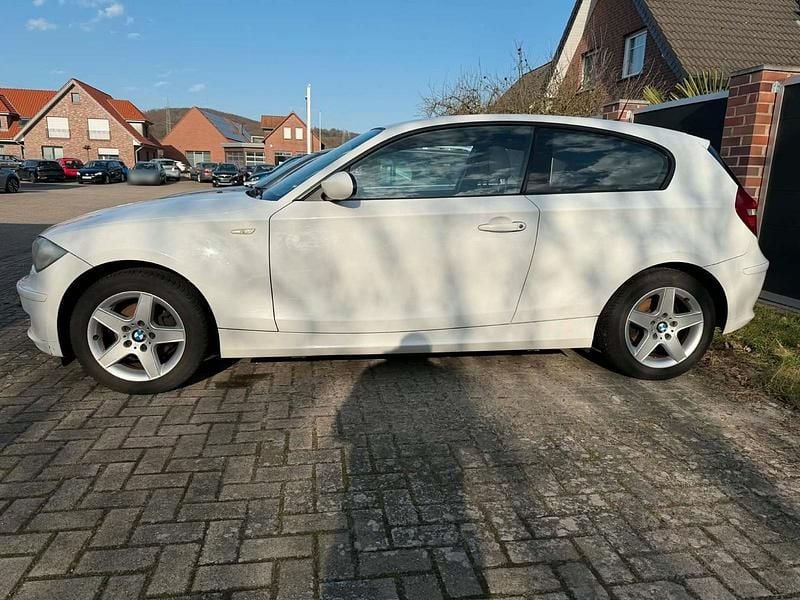 Gebraucht BMW 116 120 PS (88 kW) 2009 Weiß Kleinwagen