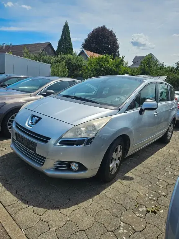 Gebraucht Peugeot 5008 Allure 156 PS (114 kW) 2011 Silber Van / Kleinbus