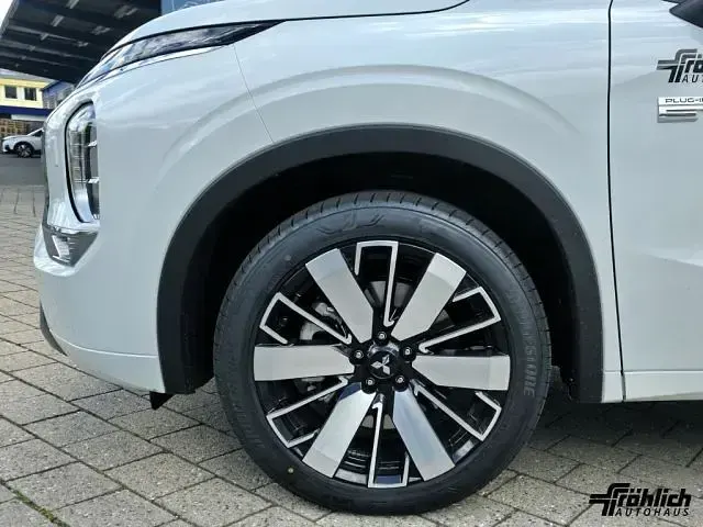 Gebraucht Mitsubishi Outlander P-HEV Top 306 PS (225 kW) 2025 Weiß Limousine
