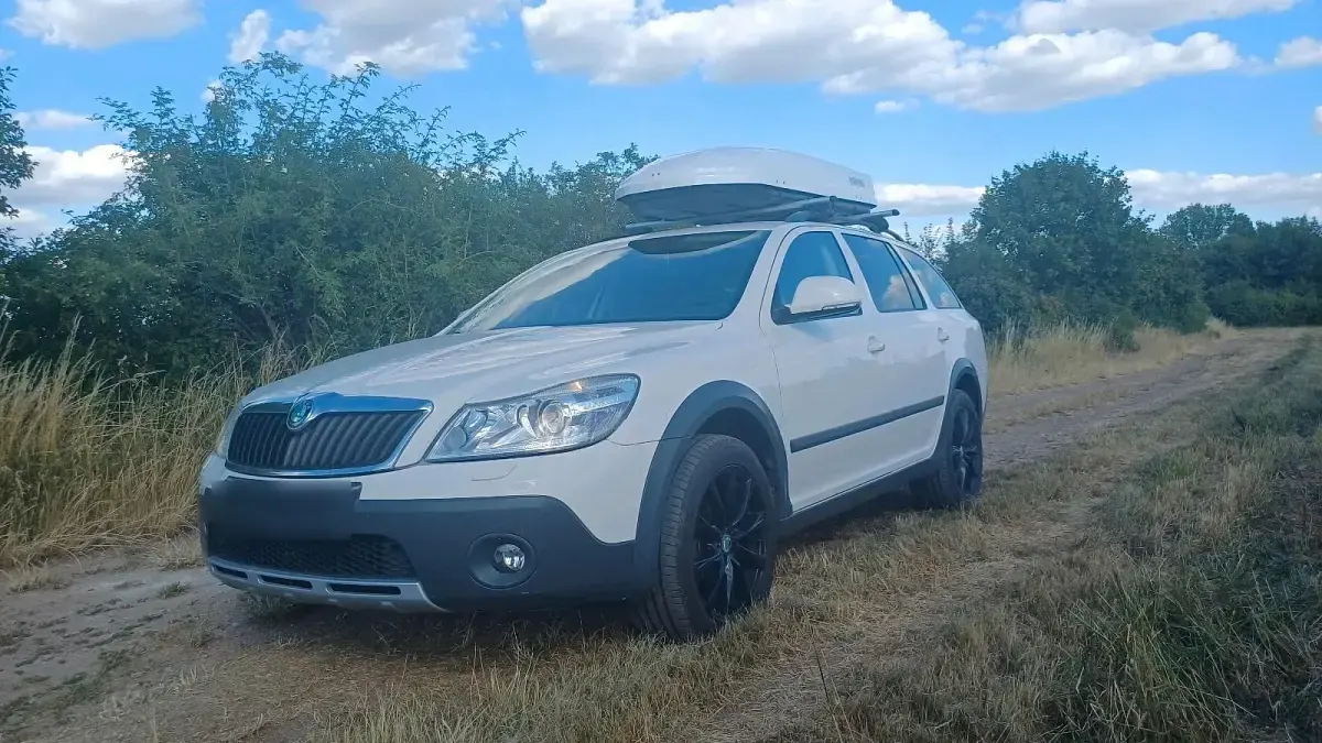 Gebraucht Skoda Octavia Scout 140 PS (102 kW) 2013 Weiß Kombi