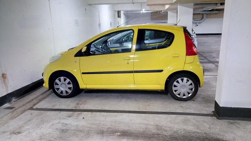 Gelb Gebraucht 2006 Peugeot 107 Kleinwagen | 1.800 € (Fairer Preis) - Bild 1/4