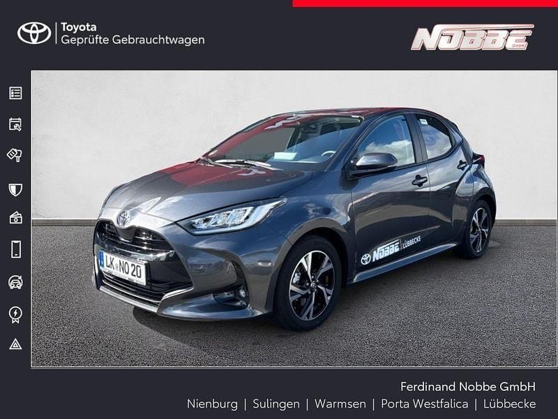 Grau Neu 2025 Toyota Yaris Hybrid Limousine | 27.490 € - Bild 1/4