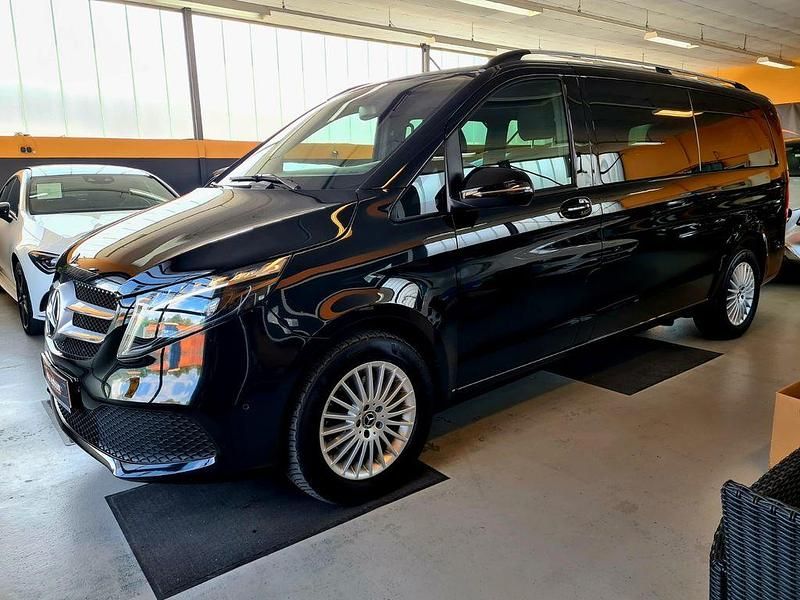 Obsidianschwarz metallic Gebraucht 2024 Mercedes V300 Sport Van / Kleinbus | 57.700 € (Guter Preis) - Bild 1/4