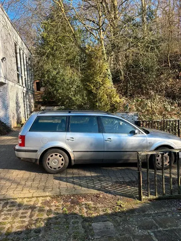 Gebraucht VW Passat Comfortline 101 PS (74 kW) 2001 Silber Kombi