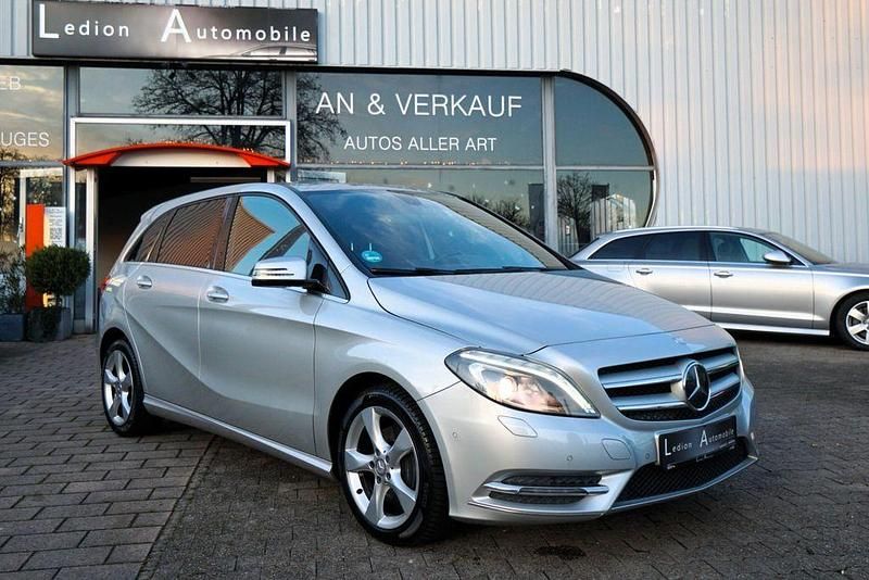 Silber Gebraucht 2013 Mercedes B200 Van / Kleinbus | 11.600 € (Fairer Preis) - Bild 1/4