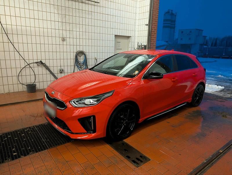 Rot Gebraucht 2020 Kia Ceed GT-Line Kleinwagen | 15.500 € (Fairer Preis) - Bild 1/4
