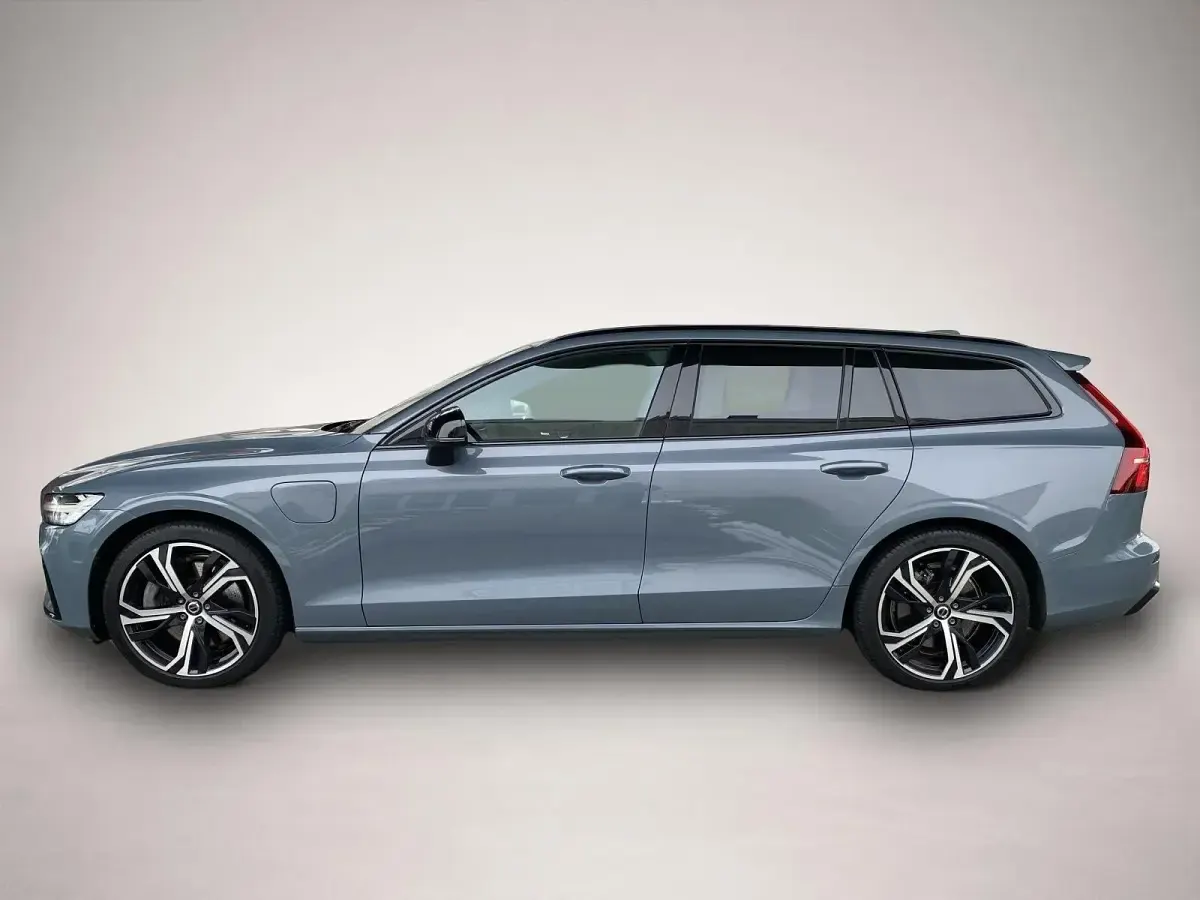 Gebraucht Volvo V60 Plus 455 PS (334 kW) 2023 Manufacturer Kombi