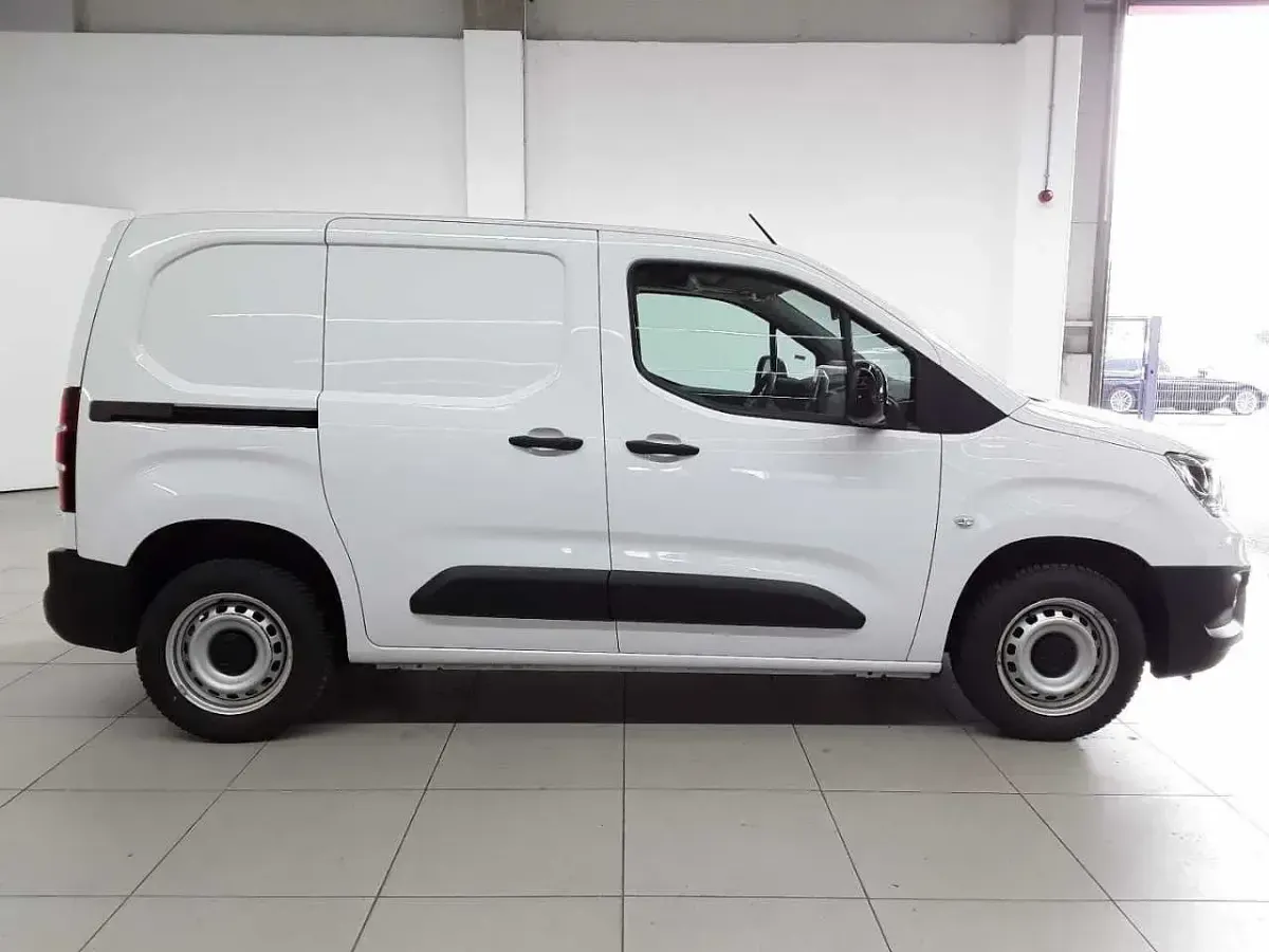 Używany Opel Combo 102 KM (75 kW) 2024 Biały Minivan
