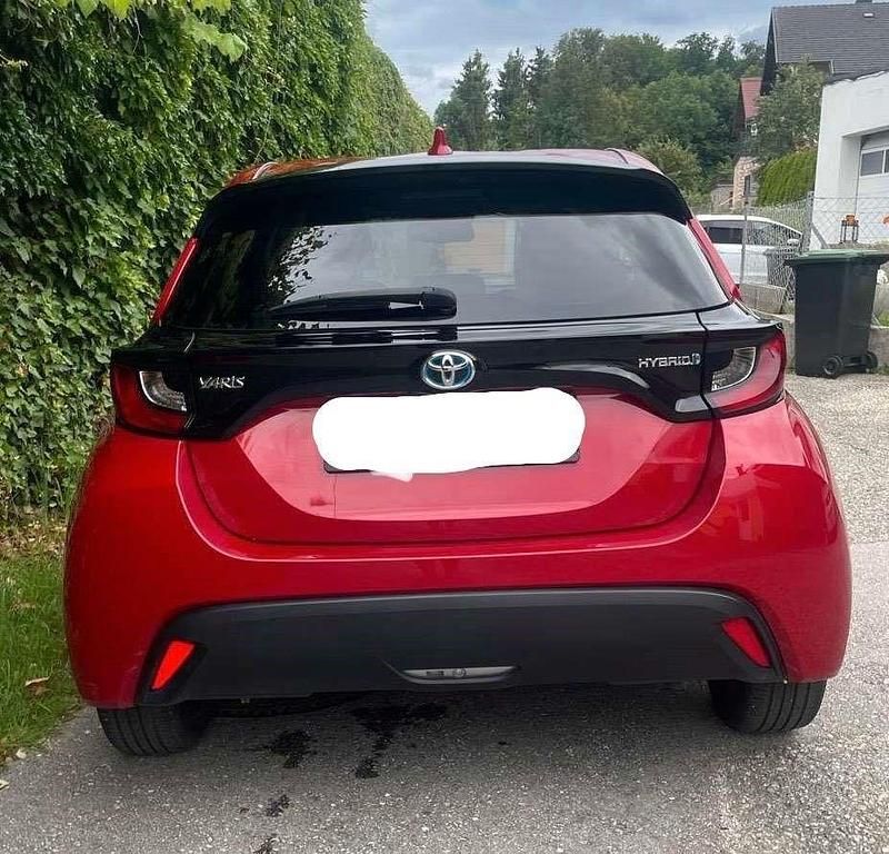 Rot Gebraucht 2022 Toyota Yaris Hybrid Style Limousine | 14.500 € (Superpreis) - Bild 1/4